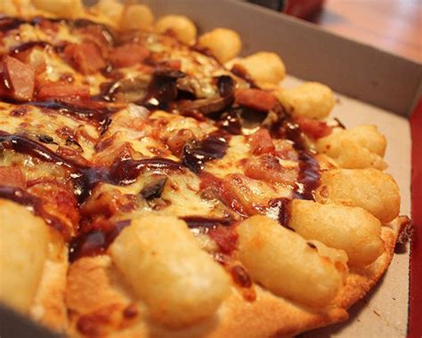 Pizza Hut Makes Pizza With A Tater-Tot Crust Now | Foodiggity