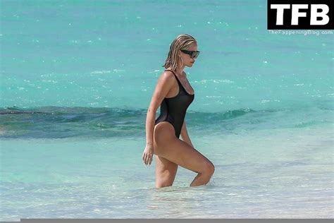 Khloe Kardashian Show Off Her Incredible Figure In A Black Bikini While In Turks And Caicos 11