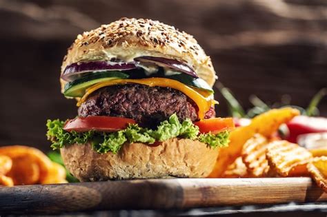 Hambúrguer Com Alface Tomate E Queijo Foto Grátis