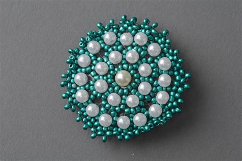 Broche Ronde Faite Main En Perles De Rocaille Et Perles D Imitation