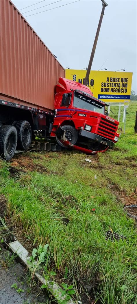 Carreta sai da pista e bate contra poste e estrutura metálica na BR 101