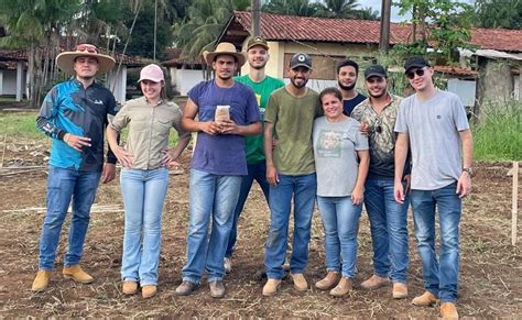 Acadêmicos de Engenharia Agronômica da Faculdade UNIFAMA participam de