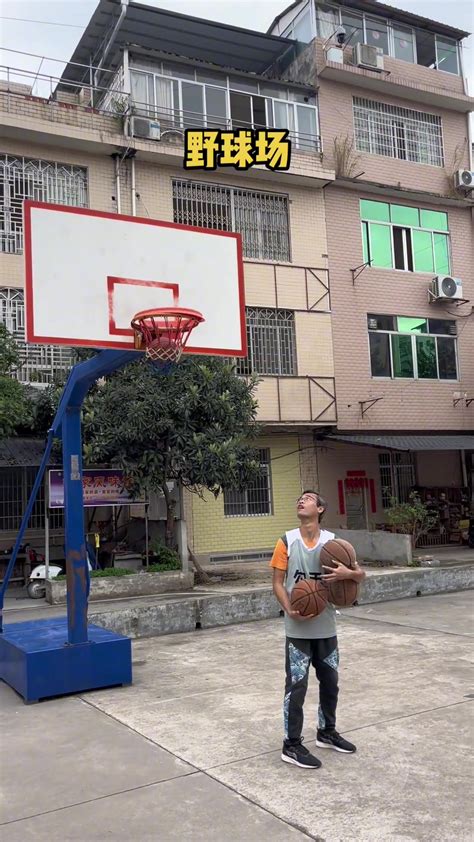 勾手老大爷挑战左手拿四个篮球🏀然后再右手全部勾进！ 直播吧