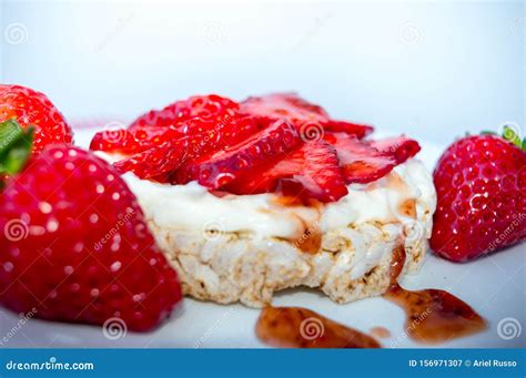 Galleta De Arroz Con Crema Y Fresas Imagen De Archivo Imagen De Torta