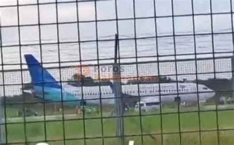 Pesawat Garuda Indonesia Pecah Ban Di Ujung Landasan Bandara Syamsudin