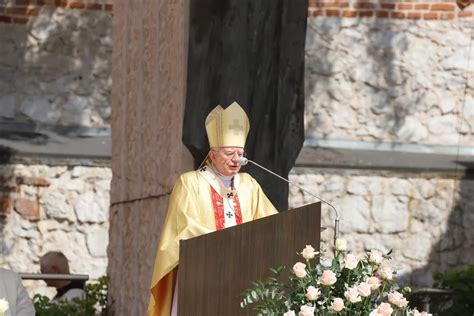 Krak W Tradycyjna Procesja Przesz A Z Wawelu Na Ska K Foto