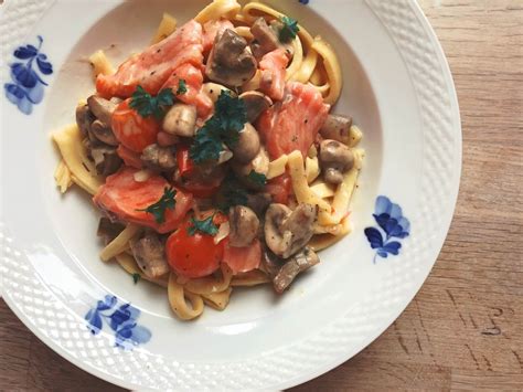 Frisk Pasta Med Svampe Og Laks Shroomi