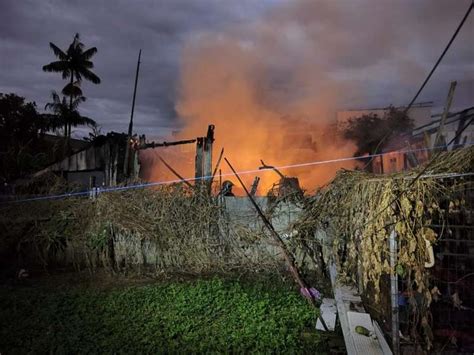 Casa de madeira é totalmente destruída por incêndio no Prado Velho