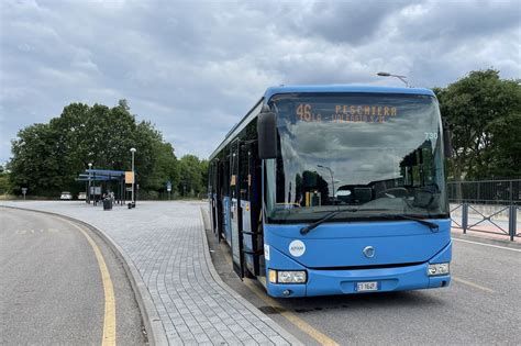 Si Ferisce A Un Dito Di Una Mano E Dirotta Un Autobus Per Farsi Portare