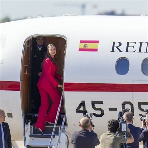 La Princesa Leonor Entrando En El Avión Que Le Llevó En Su Primer Viaje