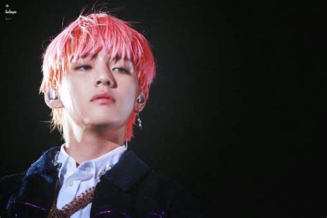 Pin En Tae Rojo Hwarang Bts Concierto Taehyung