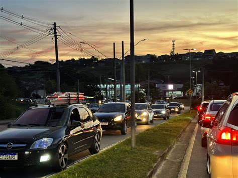 Acidente De Tr Nsito Deixa Motociclista Ferido E Provoca