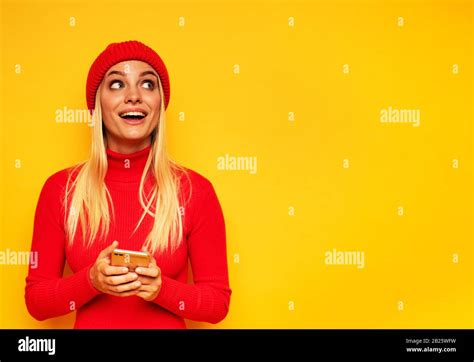 Blonde süße Mädchen geben mit ihrem Smartphone eine Botschaft ab