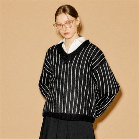 MUSINSA GENERAL IDEA Pinstripe V Neck Knit BLACK S22W06102