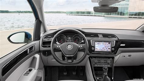 2016 Volkswagen Touran - Interior | Caricos