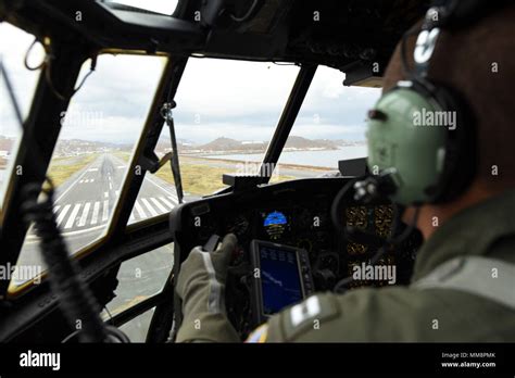 Un Hercules C 130 de la Garde côtière manoeuvres pilote l avion d une