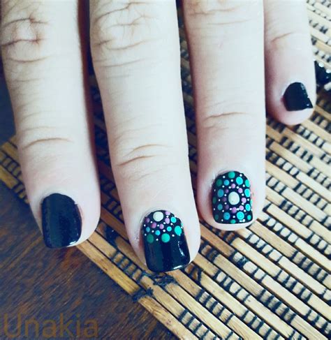 Uñas Mandala Uñas decoradas con puntos Manicura de uñas Decorados