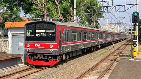 Nonton Kereta Api KRL Commuter Line Di Stasiun Gang Sentiong JR 205