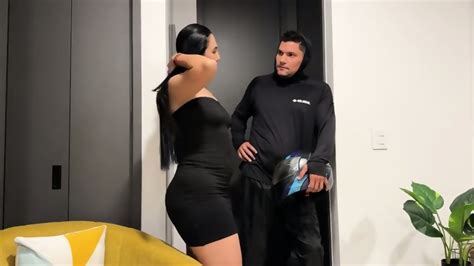 Sarah Black Delivery Guy Gets Nice Tip From A MILF