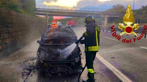 Auto Avvolta Dalle Fiamme Paura Sull Autostrada Ottopagine It Avellino