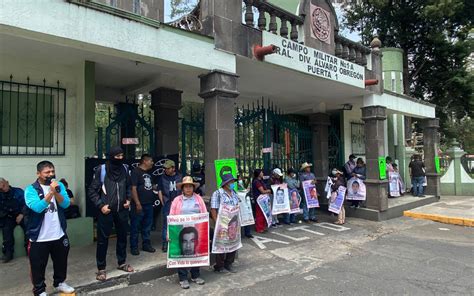 Familias de los 43 normalistas instalan plantón frente a campo militar