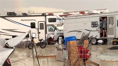 Decenas De Miles De Personas Quedan Atrapadas Por Las Lluvias En Un