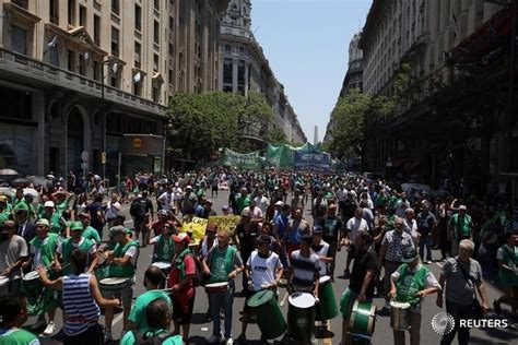 Miles De Trabajadores Estatales De Argentina Protestan Por La Reciente Ola De Despidos