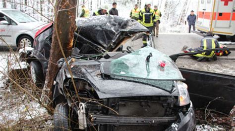 Feldafing 23 Jähriger prallt mit Auto gegen Baum