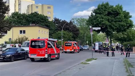 Berlin Berlin Spandau Mann Aus Fahrendem Auto Erschossen Berlin