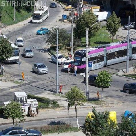 Tramvaiul Nou Lovit De Un Taximetrist La Podul Calvaria Vezi Foto De