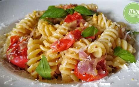 Pasta Al Pesto Di Pistacchi E Pomodorini Verde Pistacchio