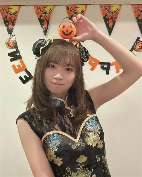 秋元真夏さんのインスタグラム写真 秋元真夏instagram 「 ファンクラブハロウィン生配信 ありがとうございました🎃 チャイナ服にしました🐼 コスプレたのし。 似たような写真を4枚