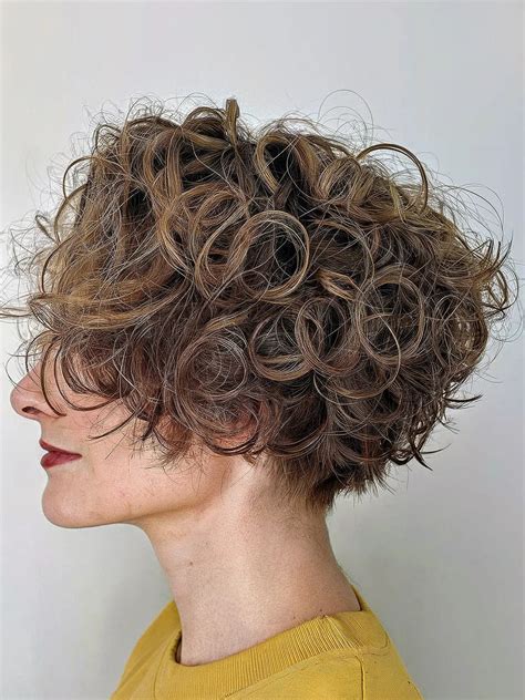 17 Stacked, Short Curly Bob Haircuts to Enhance Your Natural Curls