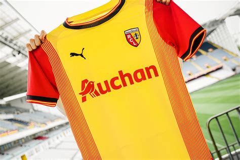 RC Lens Dédicace au public lensois le maillot domicile 2023 2024 dévoilé