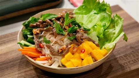 Vietnamesischer Rindfleisch Salat Mit Reisnudeln Ndr De Ratgeber