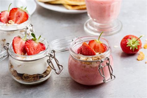 Gezond Ontbijt Met Natuurlijke Griekse Yoghurt Muesli En Bessen Stock