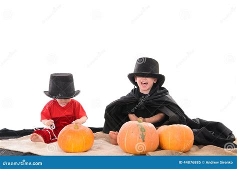 Deux Enfants Dans Des Costumes De Halloween Image Stock Image Du