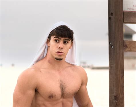 WE LOVE HOT GUYS Nick