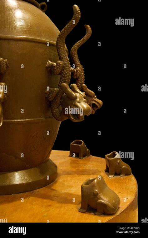 Zhang heng seismograph hi-res stock photography and images - Alamy