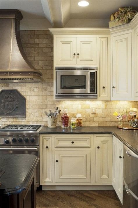 Travertine tile backsplash ideas in exclusive kitchen designs