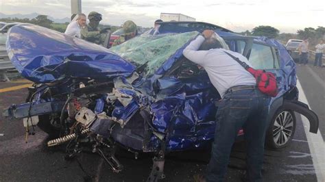 Tráiler choca a automovilista en Cardel trabajador quedó prensado en