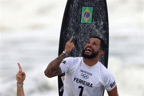 É ouro Ítalo Ferreira consegue primeira medalha dourada do Brasil no