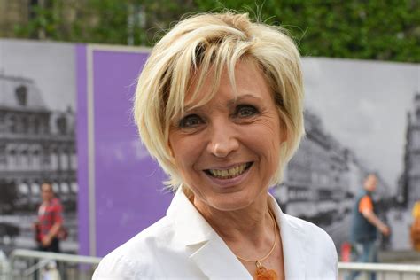 Une épreuve dure et violente Evelyne Dhéliat se confie sur son