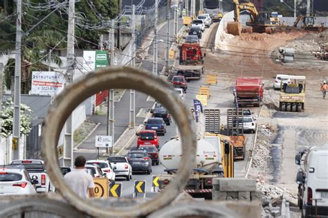 Prefeito Greca promete entrega de trincheira na Mário Tourinho para abril