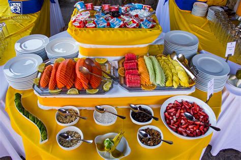 La Fuente De Frutas De Nuestro Buffet Es Tan Colorida Como Deliciosa