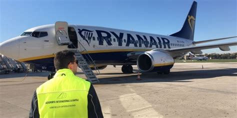 Ryanair Punta Forte Su Napoli Nuove Destinazioni Con Voli A 9 99 Il