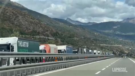 Traffico Tir Incolonnati Sull A5 Dopo Chiusura Traforo Frejus LaPresse