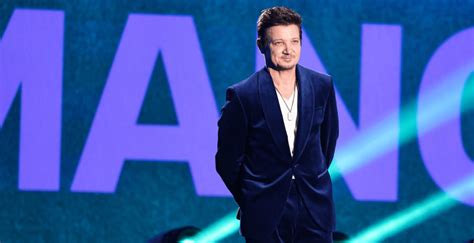 Jeremy Renner Makes Surprise Appearance At Peoples Choice Awards