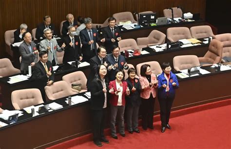 女性閣員近日頻遭炎上！爭議一次看 韓國瑜婦女節贈玫瑰花送暖 政治快訊 要聞 Nownews今日新聞