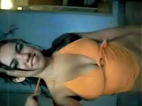 Mujer joven caliente quitándose la ropa XVIDEOS
